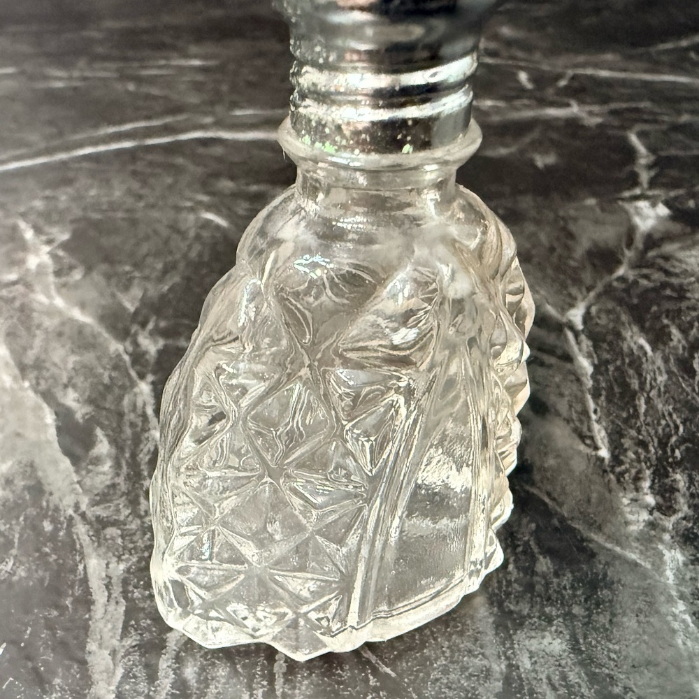 Small Salt & Pepper Shakers - Picture 5 of 16